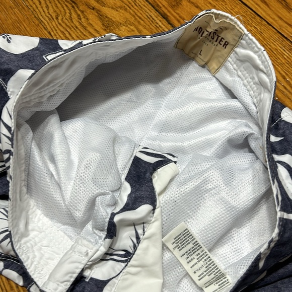 Hollister tropical hibiscus board shorts/swim trunks.Great condition. Size Large - Picture 10 of 10